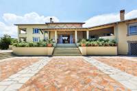 Villa Casa Serena features a com...